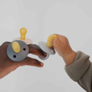 Colour symetrické cumlíky z prírodného kaučuku 2 ks 0 - 6 m Bibs