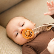 Pletený klip na cumlík BIBS