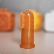 Silikónová kefka na prst Blomka 6 m+ Kidnort