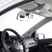 Spätné zrkadlo na čelné sklo auta