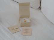 Tehotenský šperk bola Glow hladká zlatá s bielym kamienkom + retiazka Moniel