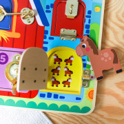 Activity Board so zámkami Farma