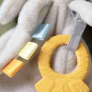 Hračka maznáčik s hryzátkom zajačik Cozy Sylvi™ 0 m+ Ingenuity