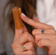 Silikónová kefka na prst Blomka 6 m+ Kidnort