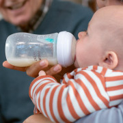 Fľaša Natural Philips Avent Response transparentná s ventilom AirFree 260 ml, 1 m+