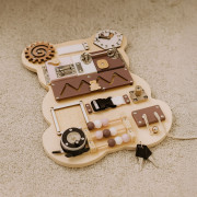 Drevená Montessori manipulačná senzorická tabuľa pre deti edukačný panel Macko