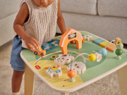 Stolík s aktivitami drevený Farmers Funday Tiny Love