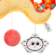 Závesná senzorická hračka dráčik s hrkálkou a zrkadielkom Akuku