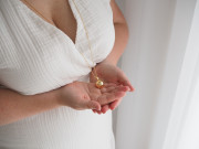 Tehotenský šperk bola Glow hladká zlatá s bielym kamienkom + retiazka Moniel