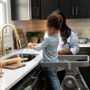 Stolička jedálenská multifunkčná Soulful Skies™ 0 m+ do 23 kg Ingenuity