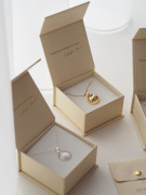 Tehotenský šperk bola Glow hladká zlatá s bielym kamienkom + retiazka Moniel