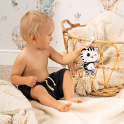 Plyšová hračka s hrkálkou Akuku mačička čiernobiela