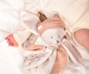 Darčeková sada Plyšový muchláčik medvedík s čiapočkou 25 cm ružový Doudou