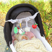 Edukačná závesná hračka Carrot and Hop Babyono