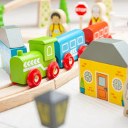 Drevená vláčikodráha mesto a dedina 91 dielov Bigjigs Rail