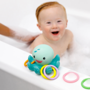 Svietiaca chobotnica s krúžkami do kúpeľa Infantino