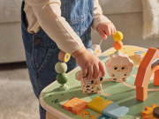 Stolík s aktivitami drevený Farmers Funday Tiny Love