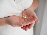 Tehotenský šperk bola Glow hladká zlatá s bielym kamienkom + retiazka Moniel