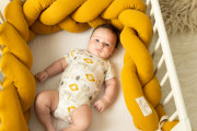 Mušelínový mantinel vrkoč 200 cm Babymatex – chránič do postieľky Okrový