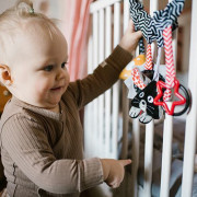 Edukačná závesná hračka Skip Babyono