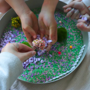 Senzorická triediaca tácka Play Tray Jellystone Designs