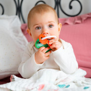 Detská hrkálka kľúče pastelové Akuku