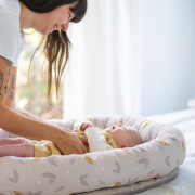 Hniezdo pre bábätko s hrazdou Little Explorer Taf Toys