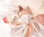 Darčeková sada Plyšový muchláčik medvedík s čiapočkou 25 cm ružový Doudou