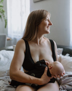 Dojčiaca podprsenka bambus Nuuma Black s vyberateľnými vložkami + prací sáčok Moniel