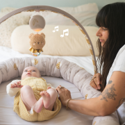 Hniezdo pre bábätko s hrazdou Little Explorer Taf Toys