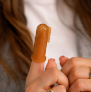 Silikónová kefka na prst Blomka 6 m+ Kidnort