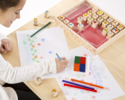 Drevená sada pečiatok s pastelkami 32 ks Melissa & Doug