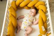 Mušelínový mantinel vrkoč 200 cm Babymatex – chránič do postieľky Okrový