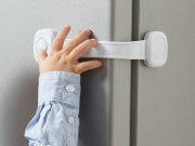 Poistka na skriňu Outsmart Multi Use Lock Safety 1st