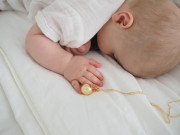 Tehotenský šperk bola Glow hladká zlatá s bielym kamienkom + retiazka Moniel