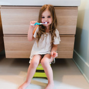 Elektronická sonická zubná kefka Sönik Bblüv