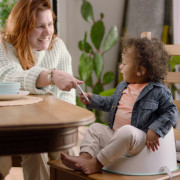 Podsedák na jedálenskú stoličku My Spot™ 6 m+, do 15 kg Ingenuity