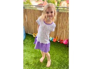 Dievčenské letné šaty fialové s mačičkami Kaarsgaren