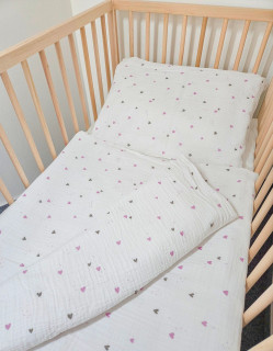 Mušelínové obliečky do detskej postieľky 90x130 cm + 45x60 cm Prem Fialové srdiečka