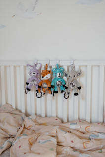 Hrkálka plyš 30 cm záves na postieľku/kočík 0 m+ babyted