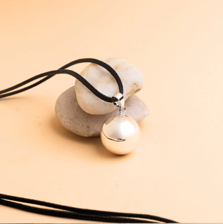 Tehotenská rolnička - Strieborná s čiernou koženou šnúrkou