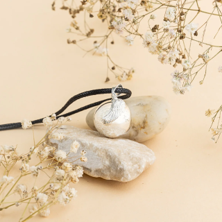 Tehotenská rolnička - anjelské krídlo strieborné s koženou čiernou šnúrkou