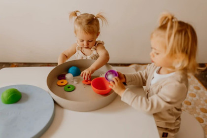 Senzorická triediaca tácka Play Tray Jellystone Designs