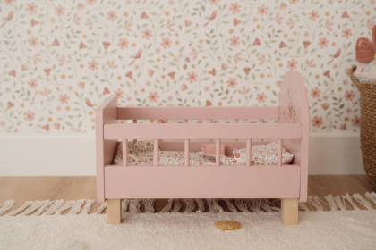Postieľka pre bábiky drevená s perinkou Pink Little Dutch