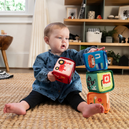 Hračka textilné kocky abeceda Alpha Stacks™ 4 ks 3 m+ Baby Einstein
