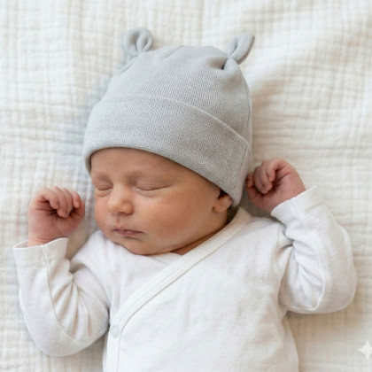 Dojčenská nasadzovacia bavlnená čiapka s uškami Šedá Babyservice