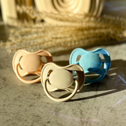 Cumlík kaučukový čerešnička Nude 0-6 m Canpol babies