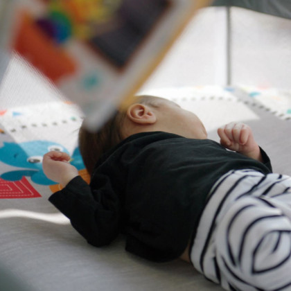 Postieľka s ohrádkou na hranie a klavírom 3 v 1 Kick & Snooze™ 0 m+ Baby Einstein