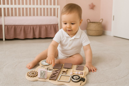 Drevená Montessori manipulačná senzorická tabuľa pre deti edukačný panel Macko
