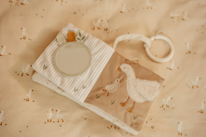 Závesná textilná knižka s aktivitami Newborn Naturals Little Dutch